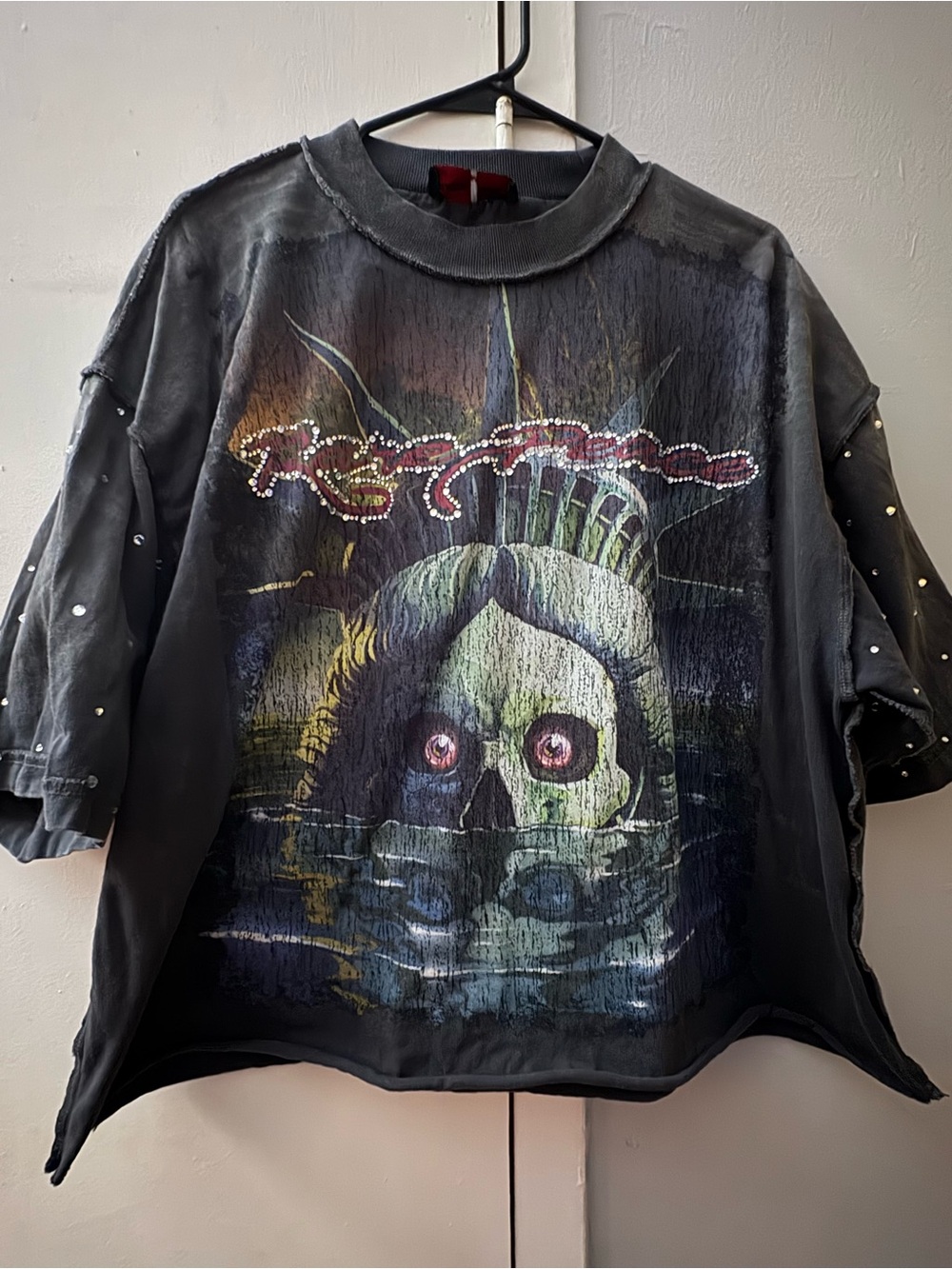 Men’s Rare Peace Black Graphic Skull Statue Tee with Sequin Accent